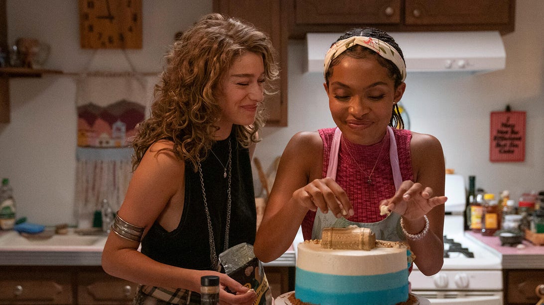 Odessa A'zion and Yara Shahidi, Sitting in Bars with Cake